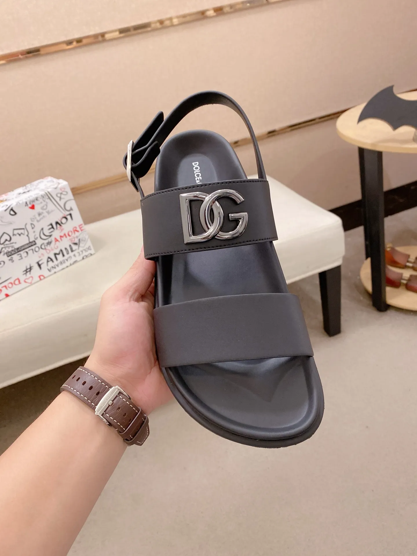 Factory price: 300💰 DG men's sandals and slippers. Showcase high-end style design. The DG strap is embellished with an aluminum DG buckle to enhance the style. Paired with a comfortable tonal notch sole, they pair easily with shorts or jeans for a sophisticated look. Main body: cow leather, technical fabric lining: cow leather, with adjustable straps, aluminum DG buckle, EVA insole, tonal notch rubber outsole splicing structure 👌 Size: 38-44 Customized 45